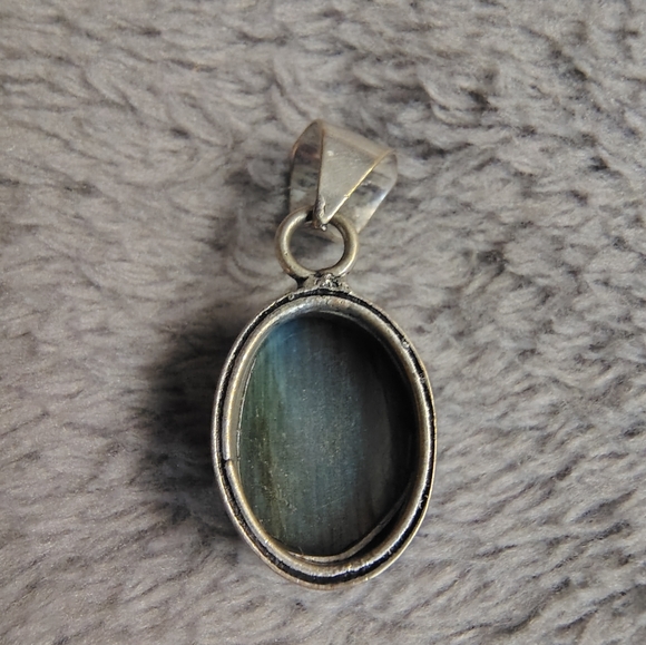 Dainty Oval Blue Labradorite 925 Sterling Silver Pendant - Picture 3 of 5